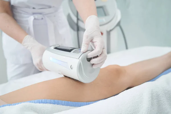 Kosmetikerin Benutzt Endosphärengerät Zur Verringerung Der Cellulite Bein Des Kursalonbesuchers — Stockfoto