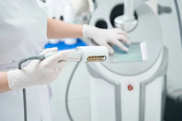 Persoon Die Endosfeer Haar Hand Reguleert Terwijl Zich Klaarmaakt Voor — Stockfoto