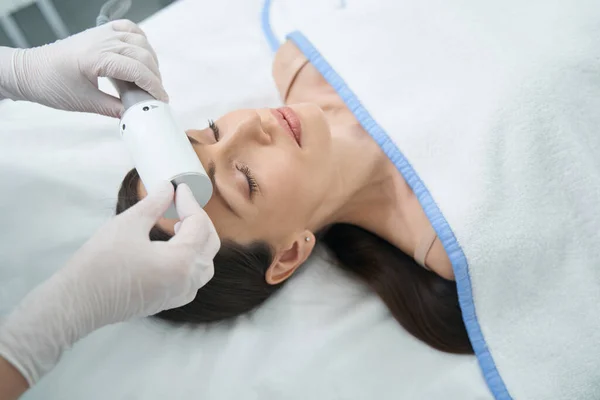 Vrouw Liggend Tijdens Kosmetologische Procedure Voorhoofd Met Behulp Van Endosphere — Stockfoto