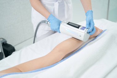 Beyaz tenli birinin kaplıca salonu masaj salonu çalışanı ve son nokta cihazı.