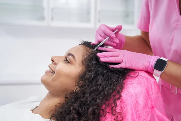 Cosmetologue effectue une procédure de mésothérapie sur le cuir chevelu d'un patient — Photo