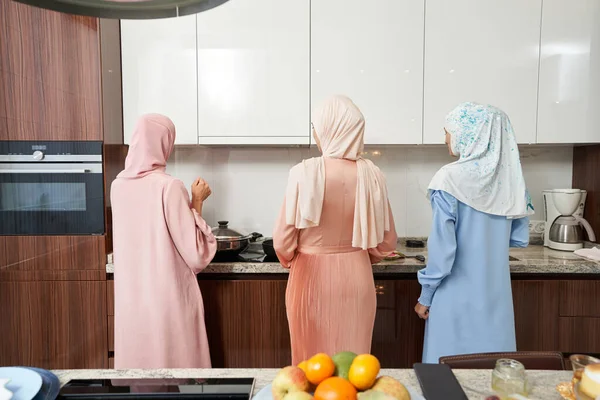 가정에서 요리하는 회교도 여자들 — 스톡 사진