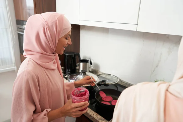 집에서 친구들 과 함께 저녁 식사를 준비하는 모슬렘 여자를 가르치는 모습 — 스톡 사진