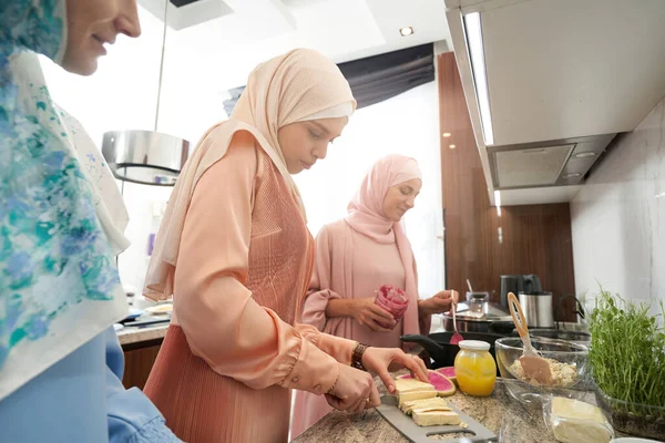식탁에서 저녁 식사를 하는 이슬람 여성들 — 스톡 사진