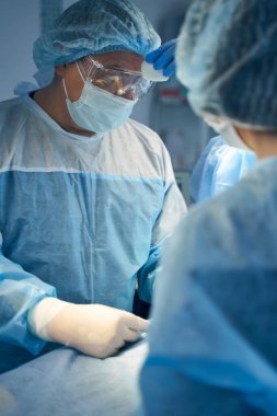 Doktor ameliyat yaparken terini sildirmiş.