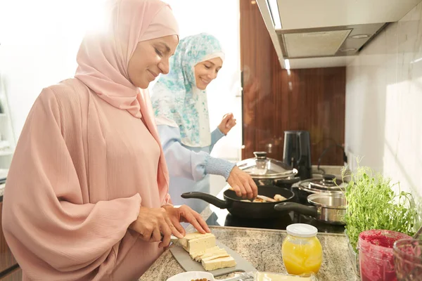 Mulheres muçulmanas preparando comida para jantar na cozinha — Fotografia de Stock