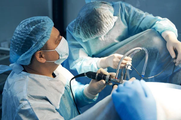 Instrumento laparoscópico na mão do cirurgião masculino durante operação abdominal — Fotografia de Stock