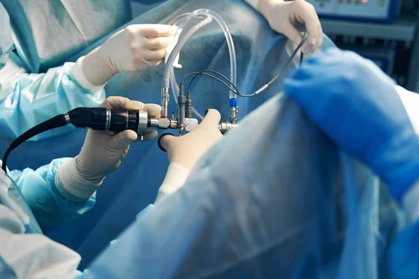 専門の外科医の手でチューブ付き腹腔鏡 — ストック写真