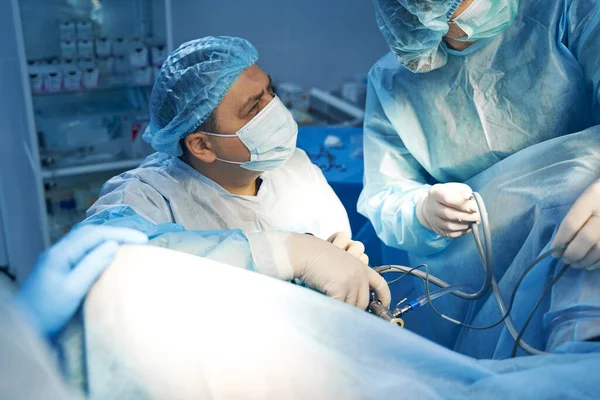 Cirujano realizando cirugía mínimamente invasiva con laparoscopio —  Fotos de Stock