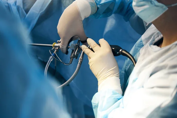 Hand of surgeon holding laparoscopic equipment for minimally invasive surgery — Stock Photo, Image