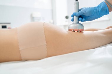 El hareketli radyofrekans kaldırma cihazı güzellik salonu istemcisinin bacağında