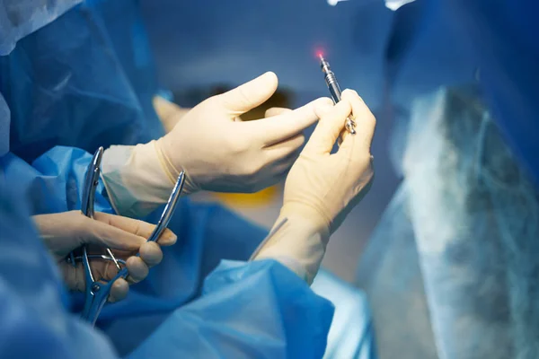 Médico Especialista Que Procura Ferramenta Eletrocirurgia Para Cauterizar Tecido Durante — Fotografia de Stock