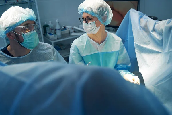 Mujer Trabajadora Médica Cirujana Masculina Mirándose Entre Mientras Opera Paciente —  Fotos de Stock