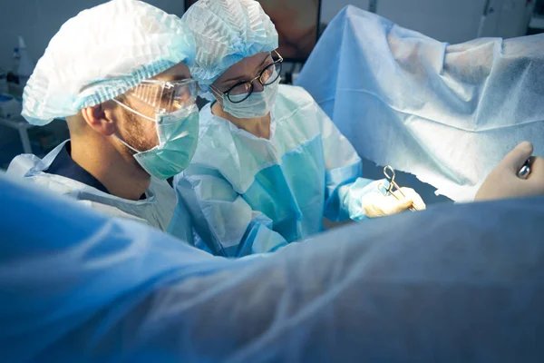 Visão Lateral Cirurgião Sua Assistente Feminina Durante Operação Usando Tesouras — Fotografia de Stock