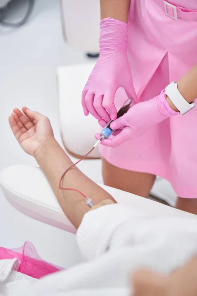 Arzt Spritzt Thrombozytenreiches Blutplasma Intravenös Die Hand Des Patienten — Stockfoto