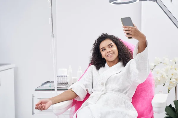 Satisfied Lady Takes Photo Herself While She Having Intravenous Injection — Stock Photo, Image