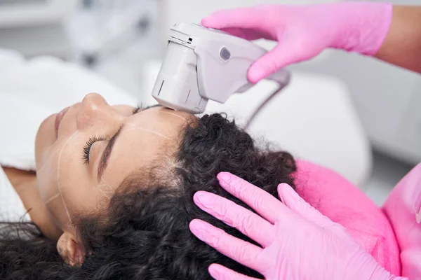 Tevreden Dame Ligt Terwijl Arts Voert Een Professionele Beauty Machine — Stockfoto