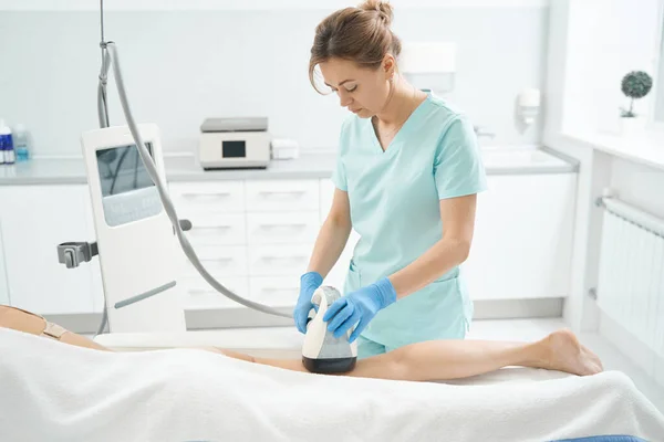 Vrouwelijke Cosmetoloog Uitvoeren Van Cellulitis Massage Met Vela Vorm Machine — Stockfoto