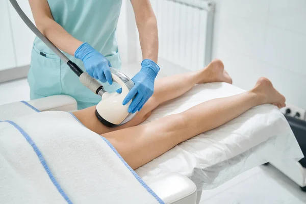 Skönhetsterapeut Uppvärmning Fettceller Benet Med Vela Form Enhet Celluliter Reduktion — Stockfoto