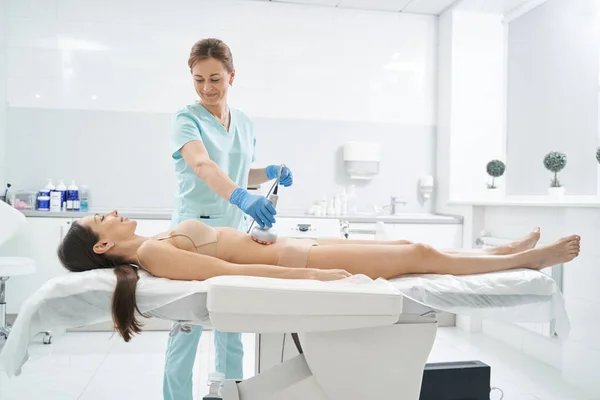 Schönheitsspezialist Zur Behandlung Von Frauenbauch Mit Radiofrequenz Cellulite Gerät — Stockfoto
