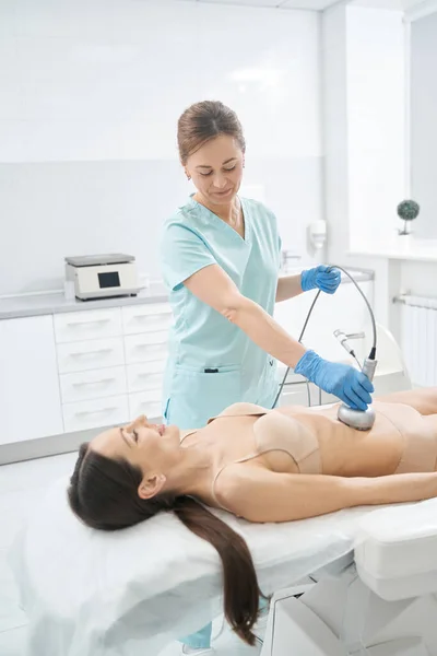 Kvinna Kosmetolog Gör Buken Hud Patienten Slät Med Apparater Skönhetssalongen — Stockfoto