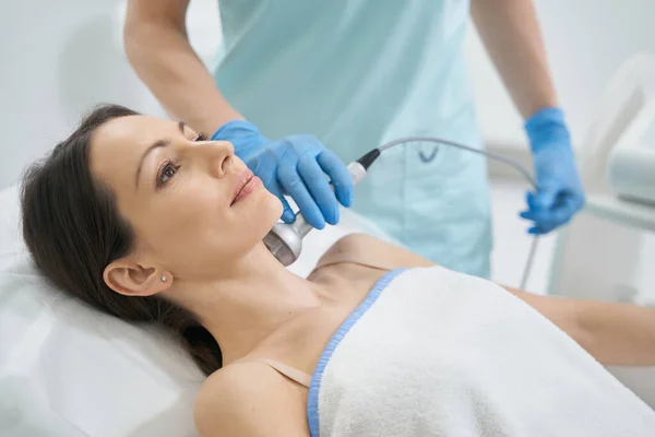 Beautician Giving Skin Treatment Woman Neck Συσκευή Αισθητικής Ραδιοσυχνότητας Στο — Φωτογραφία Αρχείου