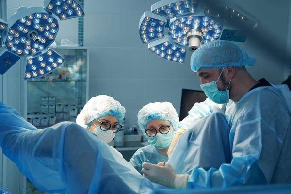 Пацієнт Під Наркозом Лежить Піднятими Ногами Час Група Хірургів Працюють — стокове фото