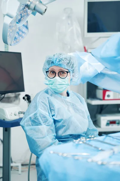 Assistant Médical Dans Salle Opération Regardant Caméra Assis Côté Table — Photo