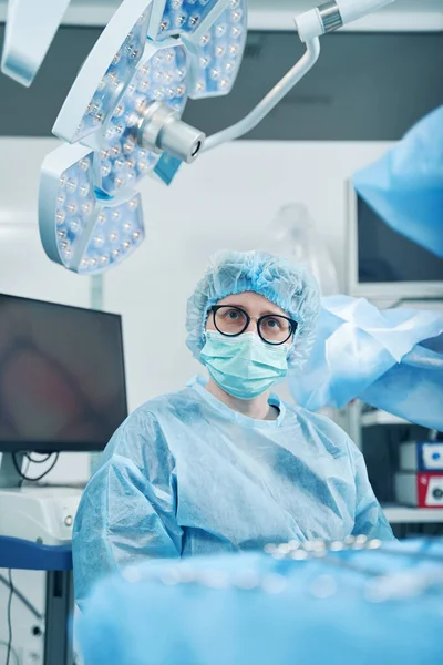 Female Caucasian Nurse Wearing Eyeglasses Staring Camera While Sitting Operation — Stock Photo, Image