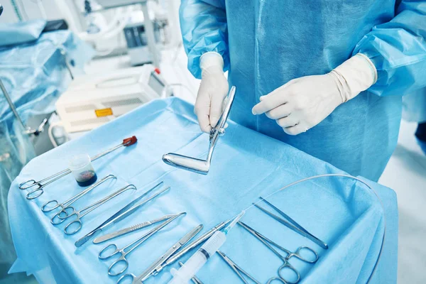 Physician Keeping Speculum Table Surgical Instruments Set Surgery Theater — Stock Photo, Image