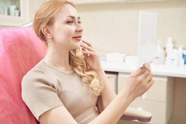 Cintura Hacia Arriba Lado Ver Retrato Feliz Alegre Hembra Está — Foto de Stock