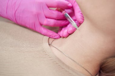 Güzellik salonunda boynuna kozmetik enjekte edilen tanınmamış kadın müşterinin kafa röntgeni.