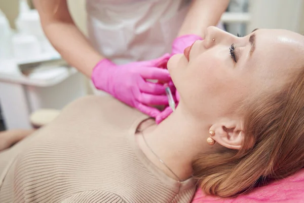 Close Zijaanzicht Portret Van Elegante Blanke Vrouw Krijgen Cosmetische Injectie — Stockfoto