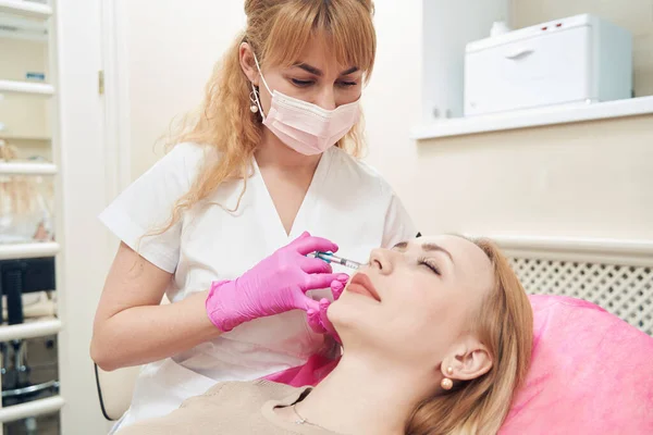 Taille Vooraanzicht Portret Van Blonde Blanke Vrouw Met Spuit Doet — Stockfoto