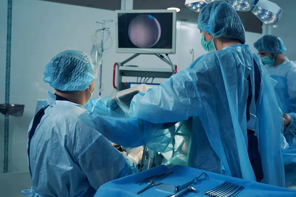 Trabalhadores Médicos Batas Cirúrgicas Transmitindo Imagem Útero Uma Tela Durante — Fotografia de Stock