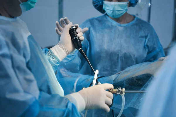 Cropped Photo Two Doctors Surgical Gowns Standing Patient Using Hysteroscope — Stock Photo, Image