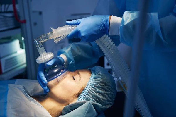 Ameliyat Masasındaki Kadın Ameliyattan Önce Anestezi Alıyor Tıbbi Giysiler Içinde — Stok fotoğraf