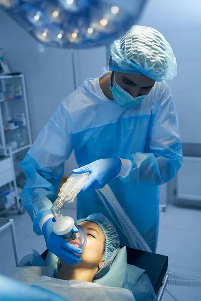 Jovem Deitada Teatro Cirurgia Com Olhos Fechados Anestesiologista Colocando Uma — Fotografia de Stock