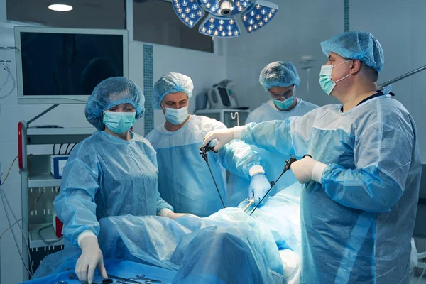 Equipe Ginecologista Redor Paciente Enquanto Cirurgião Olhando Para Monitor Histeroscópio — Fotografia de Stock