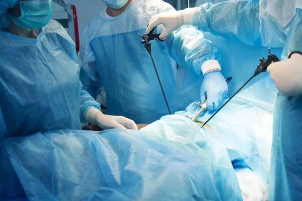 Ameliyat Masasının Üzerinde Duran Tanınmayan Tıbbi Çalışanlardan Oluşan Bir Ekip — Stok fotoğraf