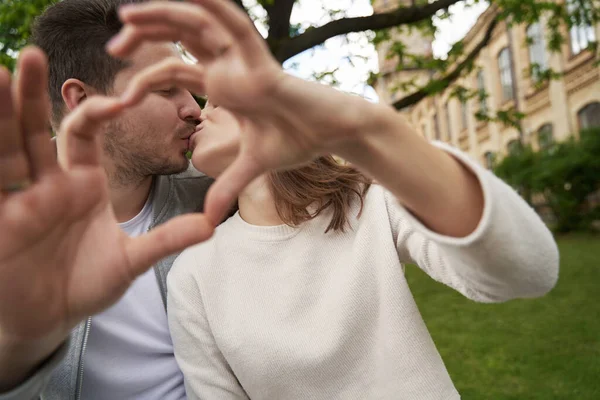 Närbild Man Och Kvinna Kär Visar Hjärttecken Och Kyssar Samtidigt — Stockfoto