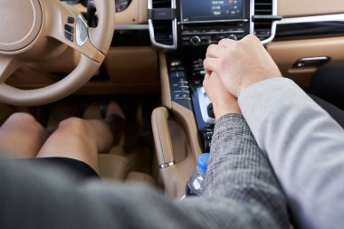 Yolcu koltuğunda oturan ve kadının elini tutan adama yaklaş.