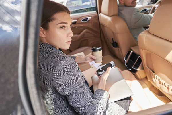 Şoför Koltuğunda Bir Erkekle Arabada Otururken Elinde Bir Fincan Kahve — Stok fotoğraf