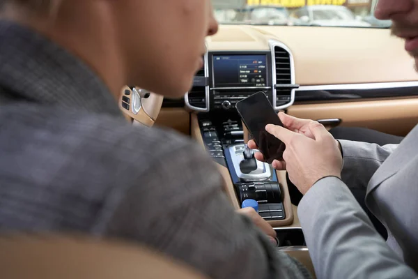 Close Gentleman Smartphone His Hand Pointing Display Talking Lady Car — Stock Photo, Image