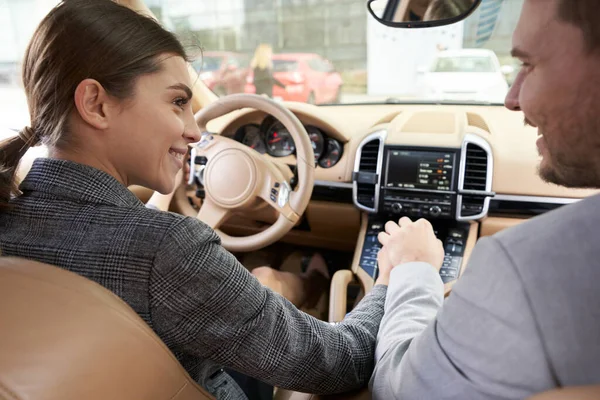 Mujer Alegre Sentada Asiento Del Conductor Automóvil Sonriendo Mientras Comparte —  Fotos de Stock