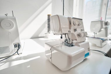 Giysileri dikmek için modern elektronik ekipmanları kapatın.