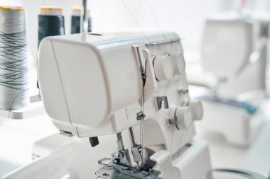 Modern atölyede kullanılırken giysi ve makaralar yapmak için ekipmanları kapatın