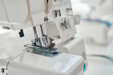 İplik kullanırken giysi yapmak için dijital ekipman iğnesini kapatın