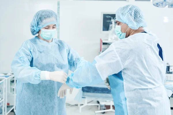 Два Лікарі Стоять Операційній Кімнаті Носять Захисний Одяг Латексні Рукавички — стокове фото