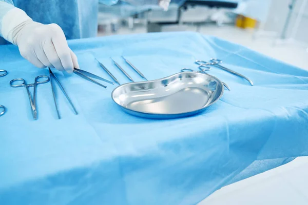 Egy Asztal Bezárása Sebészeti Eszközökkel Kéz Kézben Latex Kesztyű Felvette — Stock Fotó